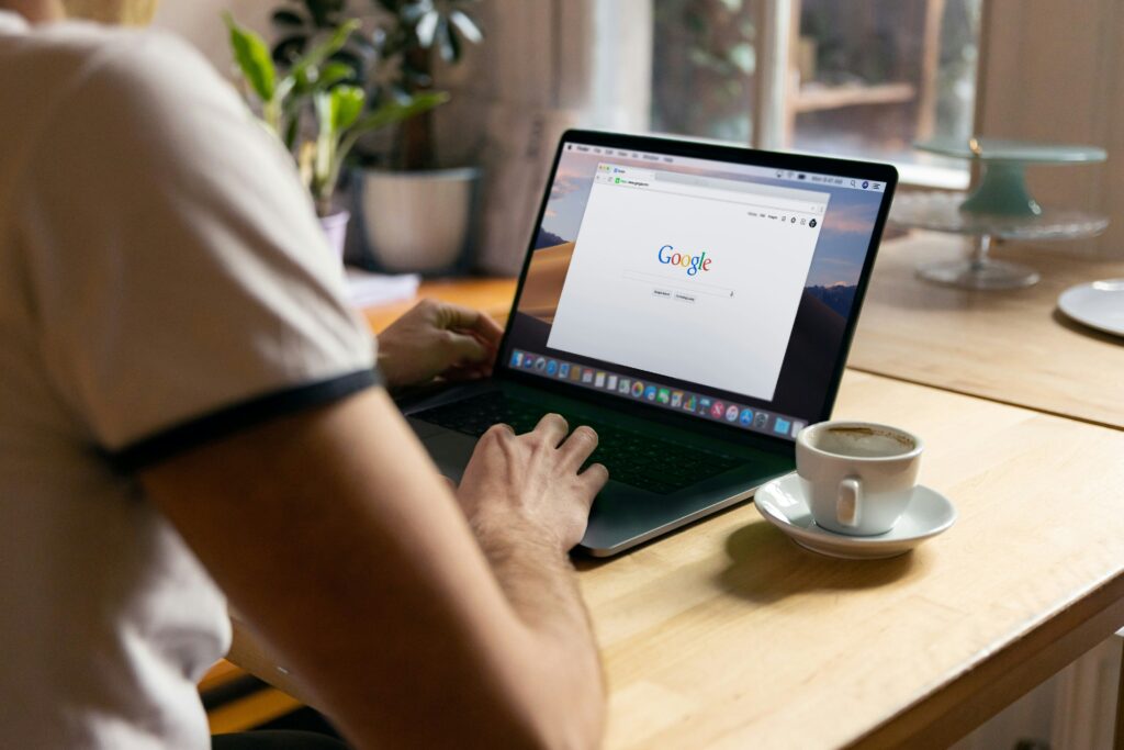 Vamos falar sobre um detalhe crucial para o sucesso da sua campanha no Google Ads: a limpeza dos termos de pesquisa